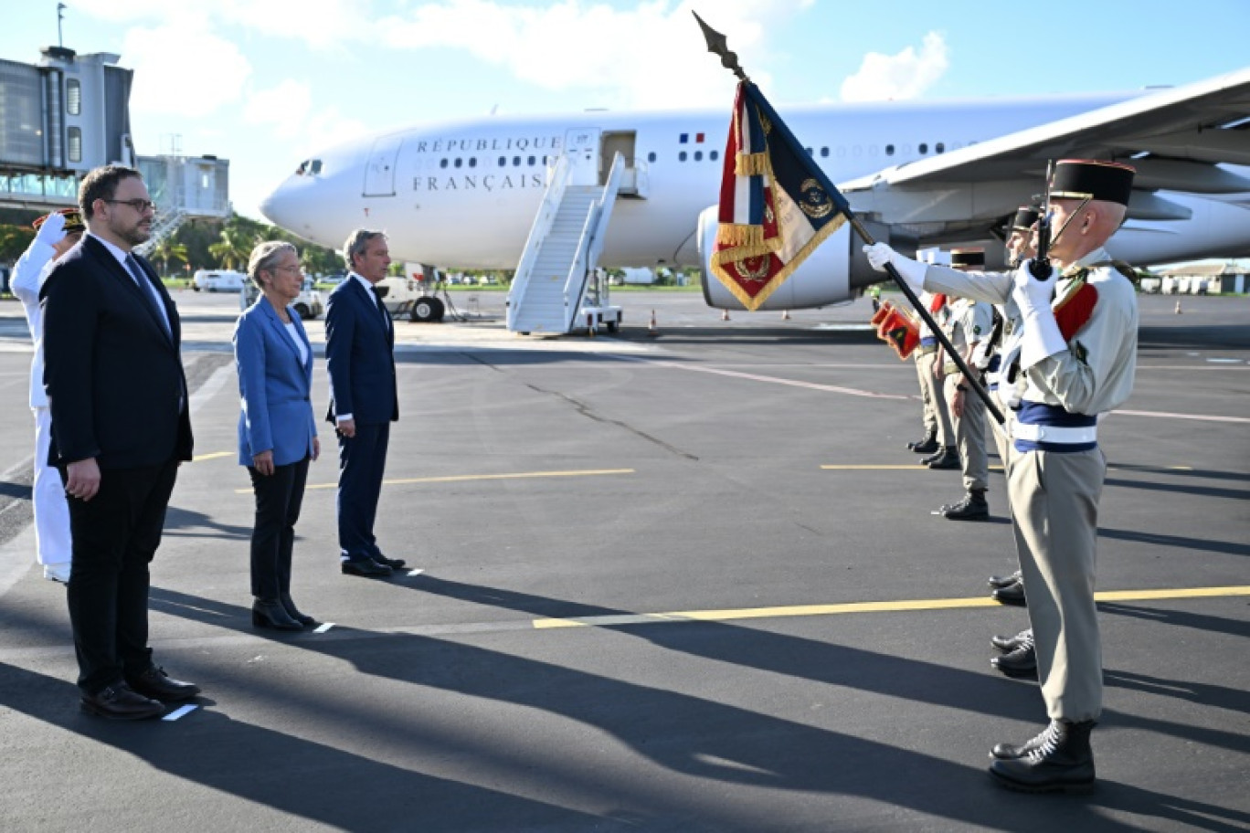 Elisabeth Borne, le ministre de la Santé Aurélien Rousseau et le ministre des Outre-mer Philippe Vigier à l'aéroport de Dzaoudzi de Mayotte le 8 décembre 2023 © Miguel MEDINA