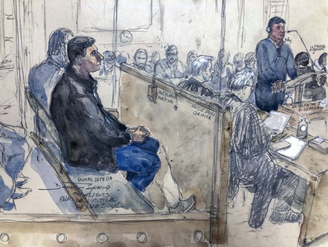 Croquis d'audience du 4 décembre 2023 de Nicolas Zepeda (g) assis dans le box des accusés,  pendant que son père Humberto Zepeda (d), témoigne à l'ouverture de son procès en appel pour l'assassinat de Narumi Kurosaki devant la cour d'assises de Haute-Saône, à Vesoul © Benoit PEYRUCQ