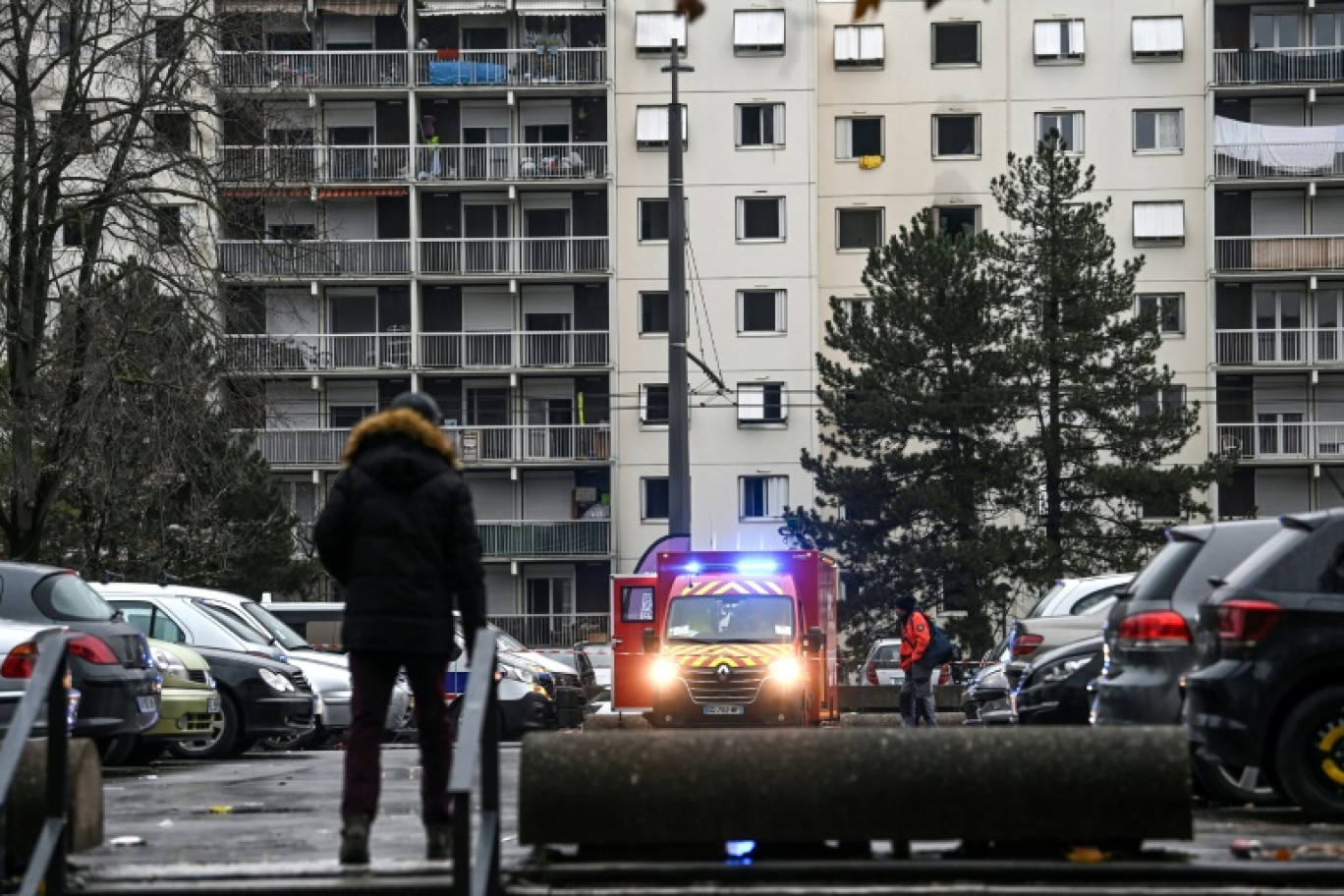 Un camion de pompiers est garé à proximité d'un bâtiment touché par un incendie qui a fait 10 morts, le 16 décembre 2022 à Vaulx-en-Velin, en banlieue de Lyon © OLIVIER CHASSIGNOLE