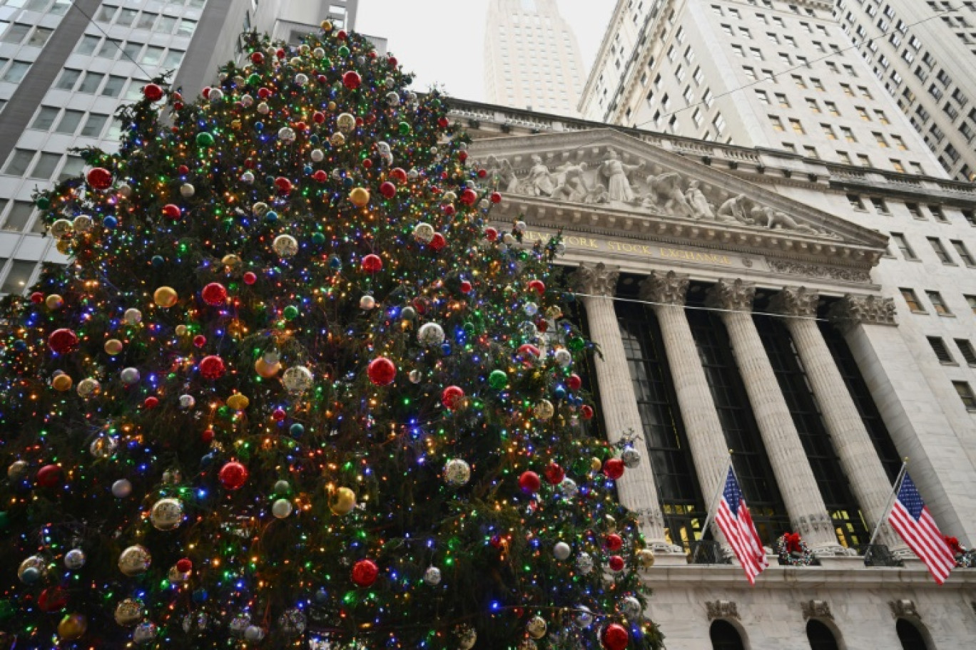 Un arbre de Noël devant le New York Stock Exchange © ANGELA WEISS