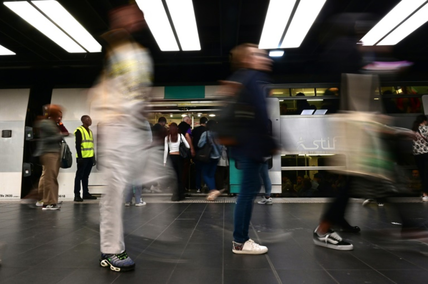 Une rupture de canalisation à la station Châtelet-Les Halles a endommagé un local technique de signalisation, entraînant une interruption de circulation des RER A, B et D en plein Paris © MIGUEL MEDINA