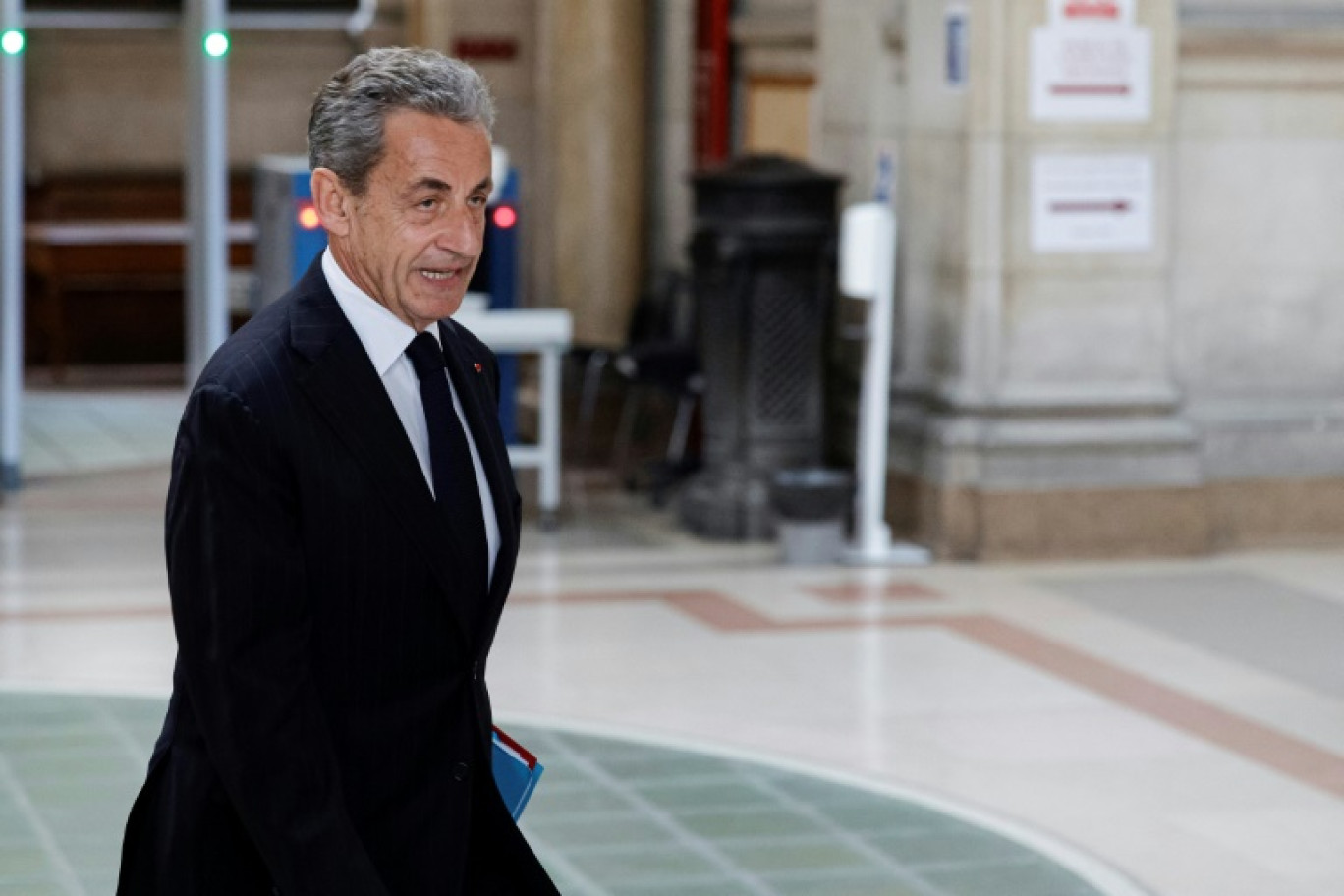 L'ancien président Nicolas Sarkozy arrive au palais de justice de Paris le 24 novembre 2023 pour le procès en appel de l'affaire Bygmalion © Geoffroy VAN DER HASSELT