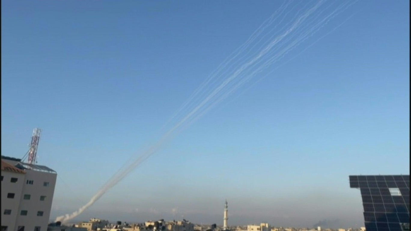 Des Palestiniens dans les décombres d'un bâtiment détruit lors de frappes israéliennes à Rafah, dans le sud de la bande de Gaza, le 7 décembre 2023 © MAHMUD HAMS