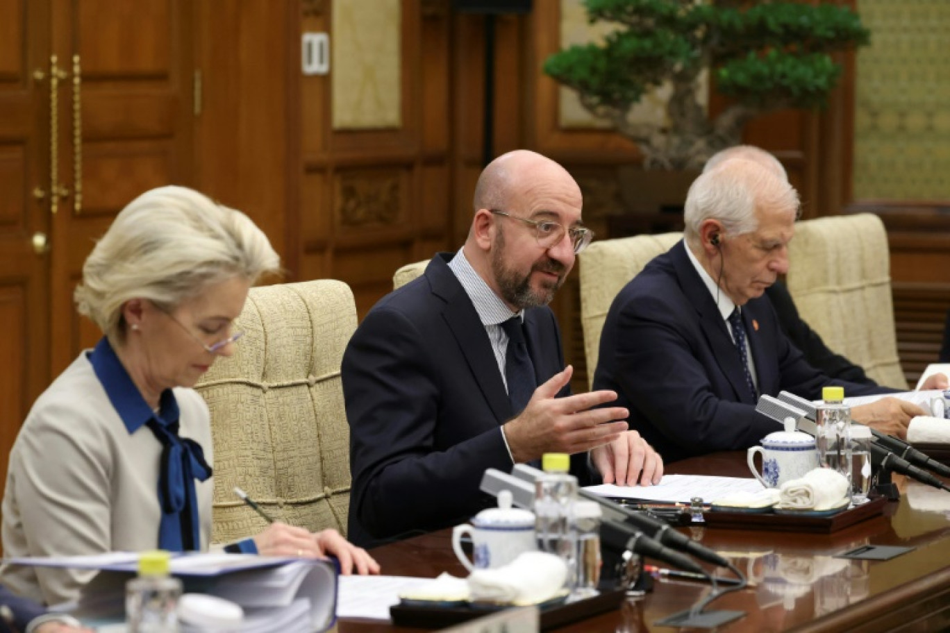 Photo diffusée par le service de presse du Conseil européen, le 7 décembre 2023, montrant la présidente de la Commission européenne Ursulan von der Leyen (g), le président du Conseil européen Charles Michel (c) et le représentant de l'UE pour les affaires étrangères, josep Borrell lors d'une rencontre avec le président chinois Xi Jinping à Pékin © Dario Pignatelli