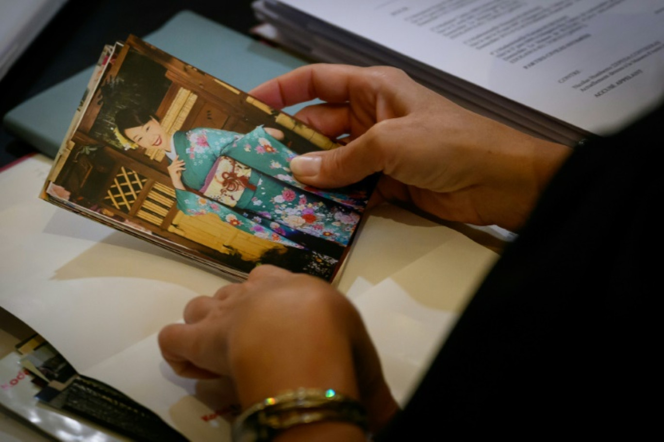 Me Sylvie Galley, avocate de la famille de Narumi Kurosaki, pose une photo de l'étudiante japonaise sur sa table avant le début du procès en appel du Chilien Nicolas Zepeda pour assassinat, le 4 décembre 2023 à Vesoul © Sebastien Bozon