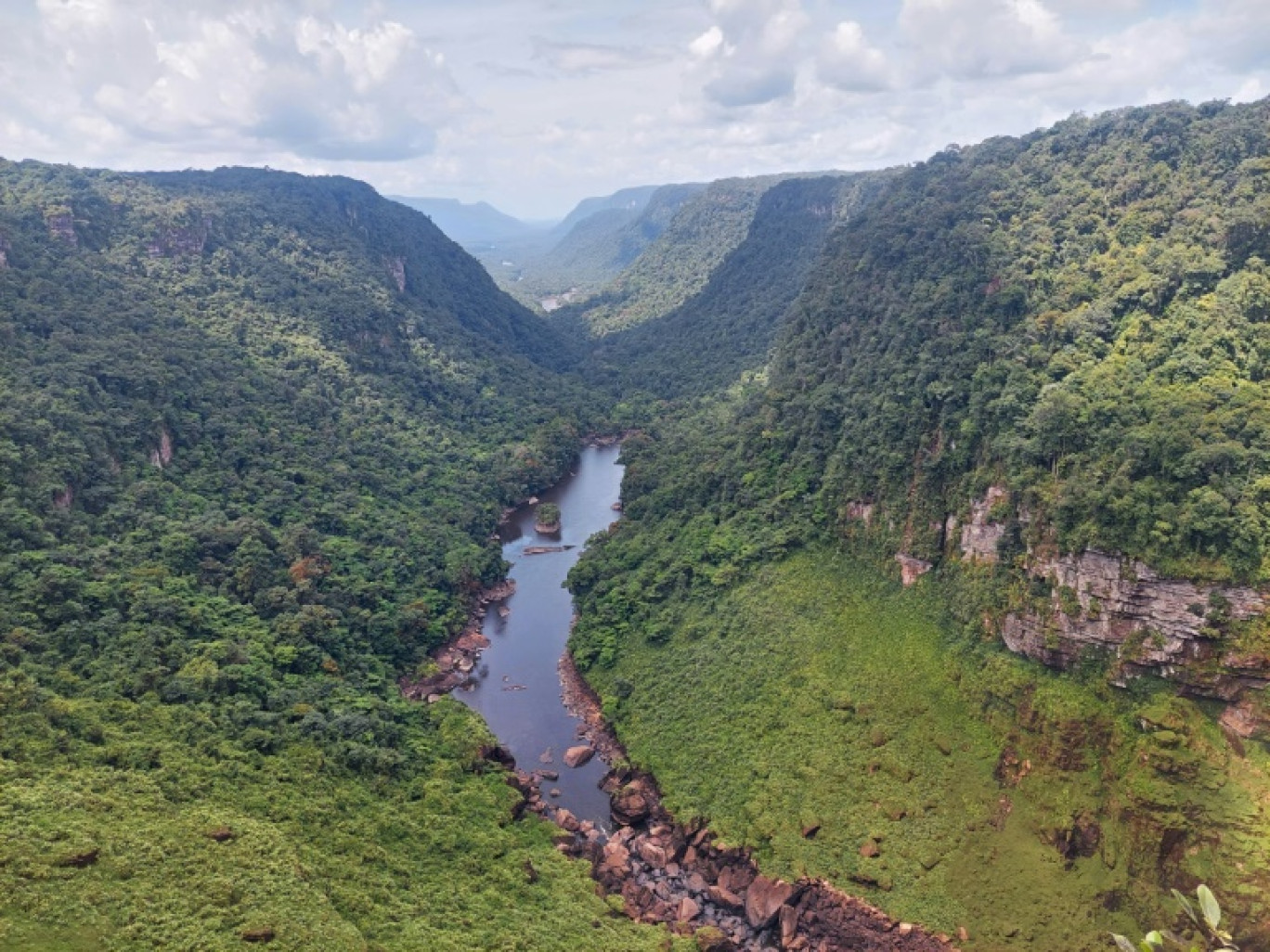 Vue aérienne de la rivière Potaro, située dans la région de Potaro-Siparuni au Guyana le 12 avril 2023 © Martín SILVA