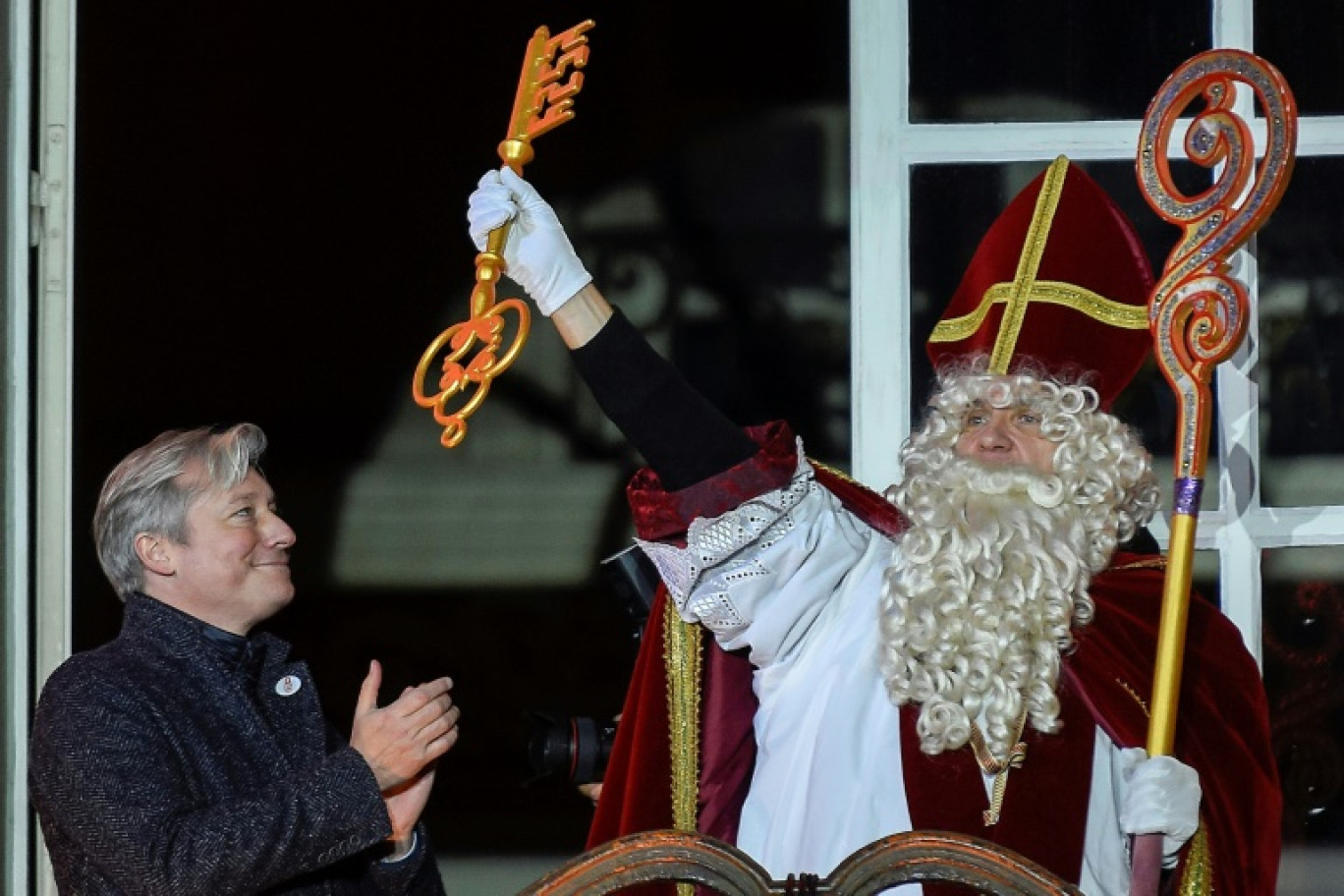 Saint-Nicolas brandit la clé de la ville, depuis le balcon de la mairie de Nancy, en présence du maire Laurent Hénart, au cours des célébrations de la Saint-Nicolas, le 1er décembre 2018 © JEAN-CHRISTOPHE VERHAEGEN