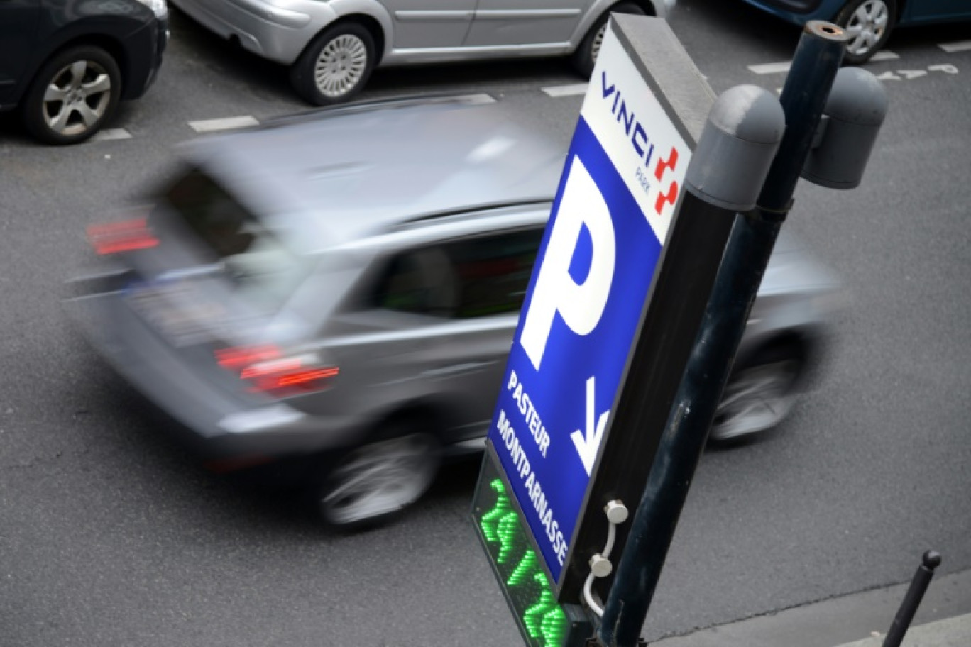 La maire Anne Hidalgo proposera un triplement des tarifs de stationnement pour les voitures hautes et lourdes dites SUV, lors de la votation organisée le 4 février © DOMINIQUE FAGET