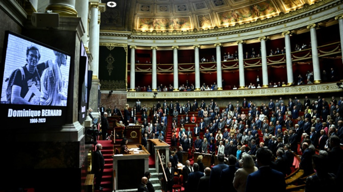 Minute de silence à l'Assemblée nationale le 17 octobre 2023, en hommage à Dominique Bernard, professeur assassiné © JULIEN DE ROSA