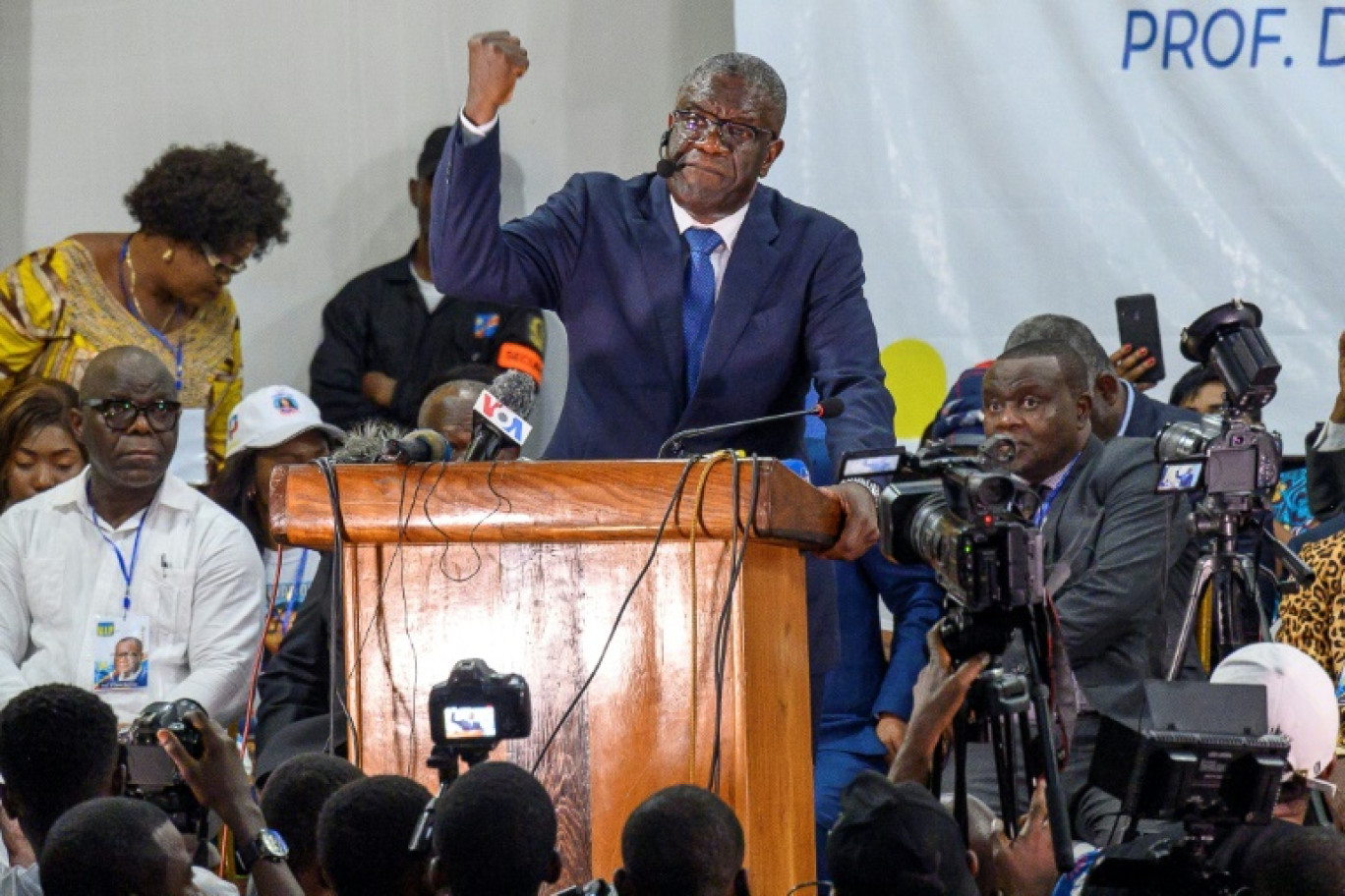 Denis Mukwege, prix Nobel de la paix 2018 et candidat à la présidentielle en République démocratique du Congo, devant ses supporteurs à Kinshaha le 2 octobre 2023 © Arsene Mpiana