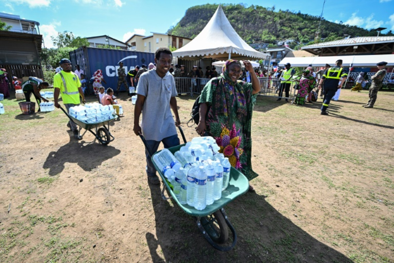 Distribution de bouteilles d'eau aux habitants à Dzaoudzi, sur l'île de Mayotte, le 8 décembre 2023 © MIGUEL MEDINA