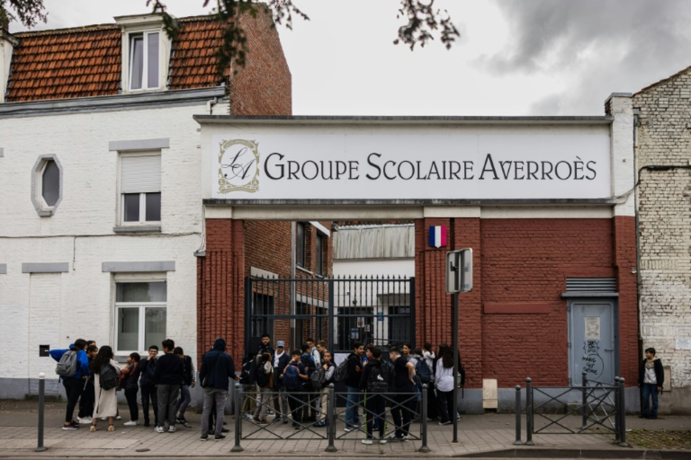 Des élèves devant le lycée Averroès, principal lycée musulman de France, le 28 septembre 2023 à Lille © Sameer Al-DOUMY