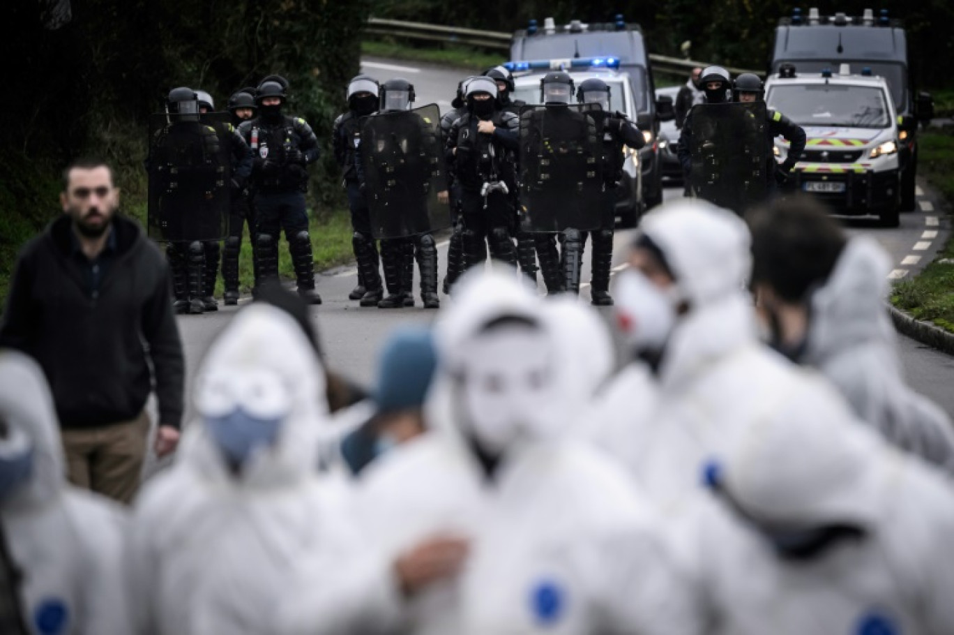 Des militants du groupe écologiste français "Les Soulevements de la Terre" (SLT) dispersés par des policiers après avoir manifesté devant un site Lafarge à Saint-Herblain, le 11 décembre 2023 en Loire-Atlantique © LOIC VENANCE