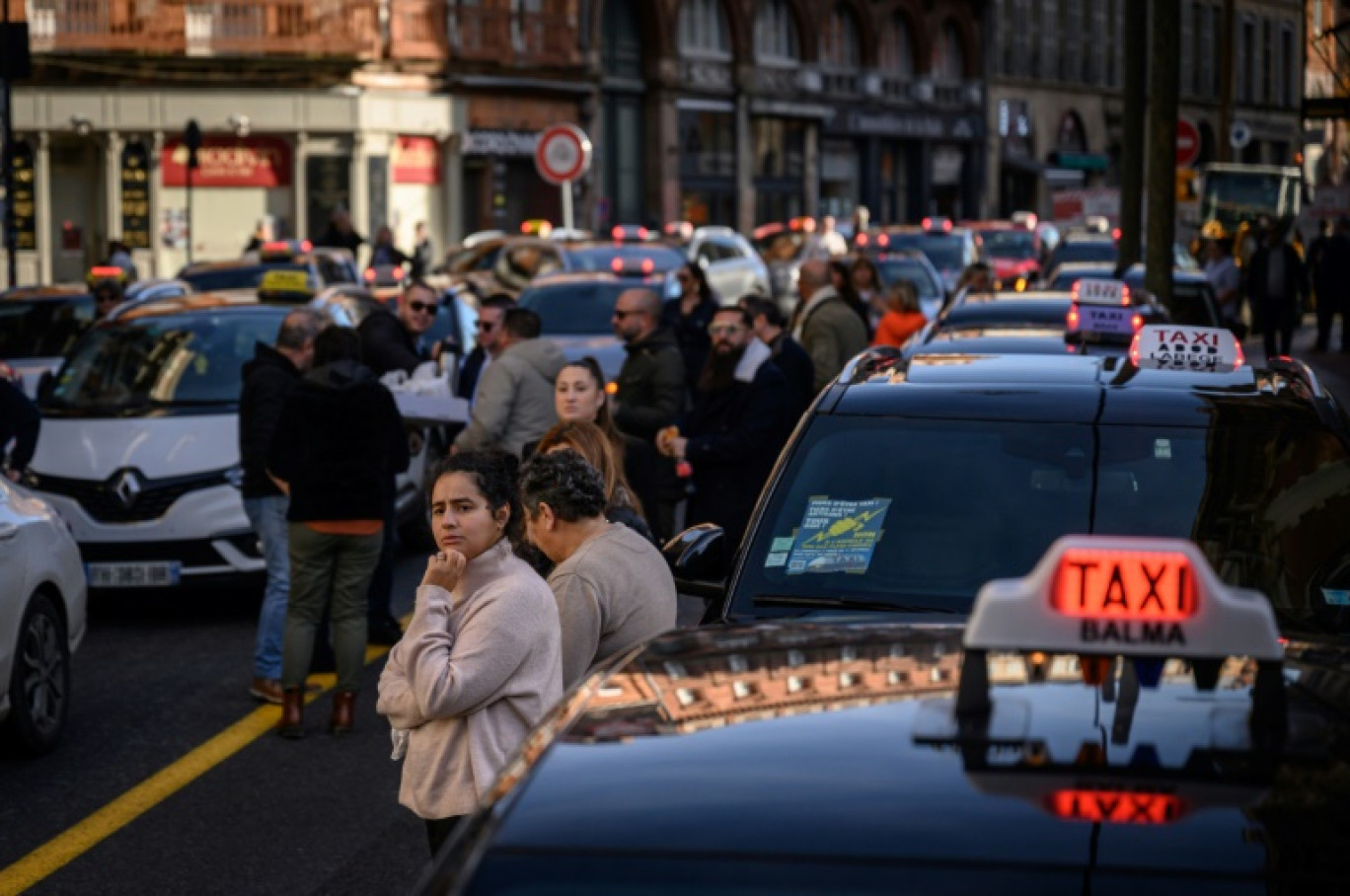 Manifestation de taxis contre le covoiturage pour aller chez le médecin, le 11 décembre 2023 à Toulouse © Ed JONES