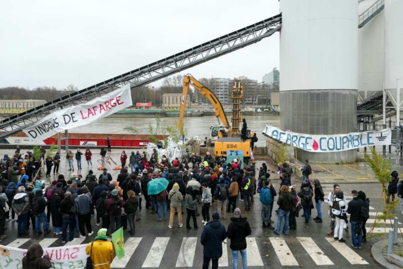 Manifestation devant une unité de production de béton en bord de Seine  à Paris pour dénoncer l'impact climatique et sociétal de ce secteur, le 10 décembre 2023 © Dimitar DILKOFF