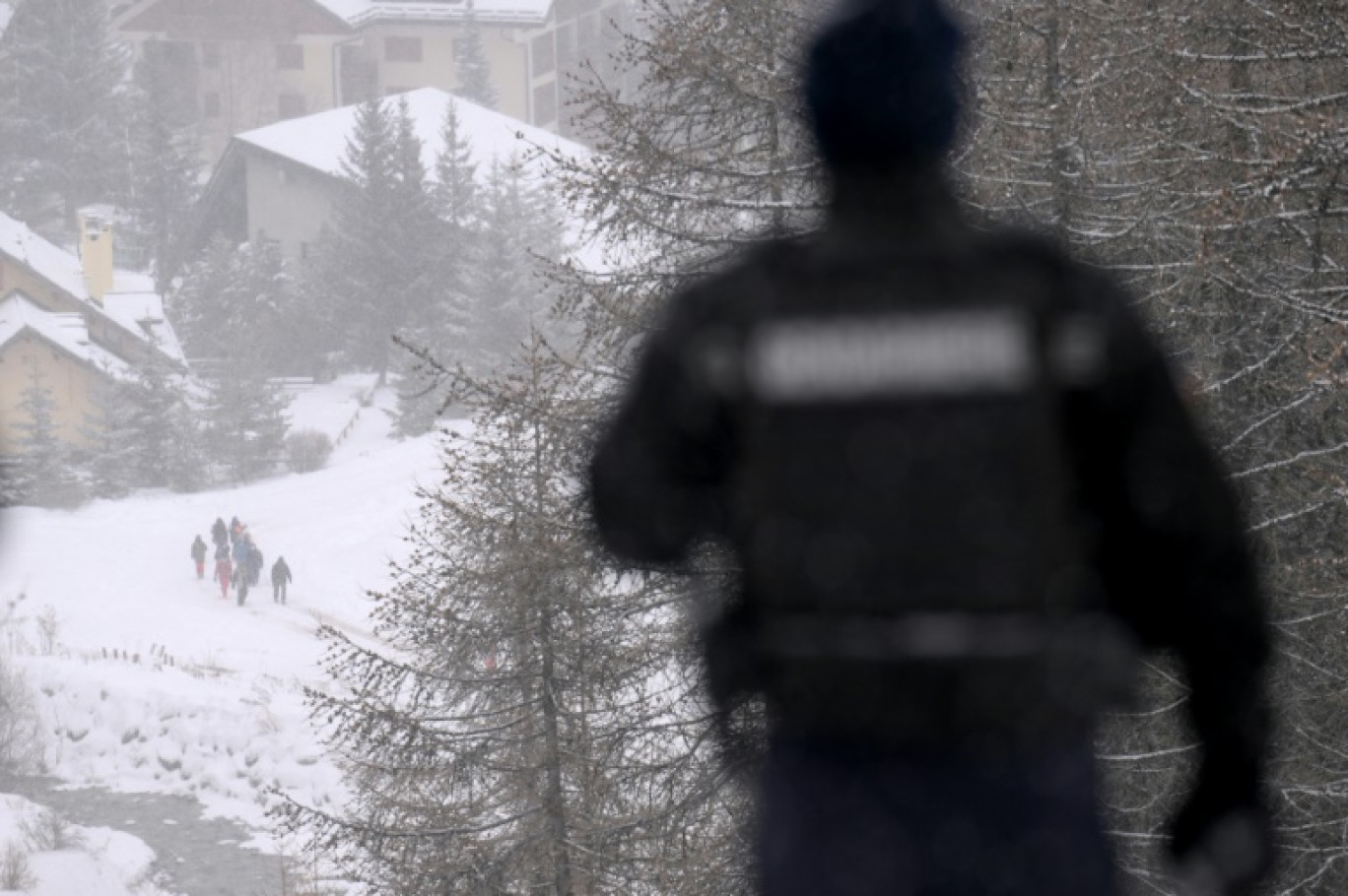 Un groupe de migrants marche du côté italien de la frontière avec la France, près de Clavières et Montgenèvre, dans les Alpes, le 8 décembre 2023 © Nicolas TUCAT