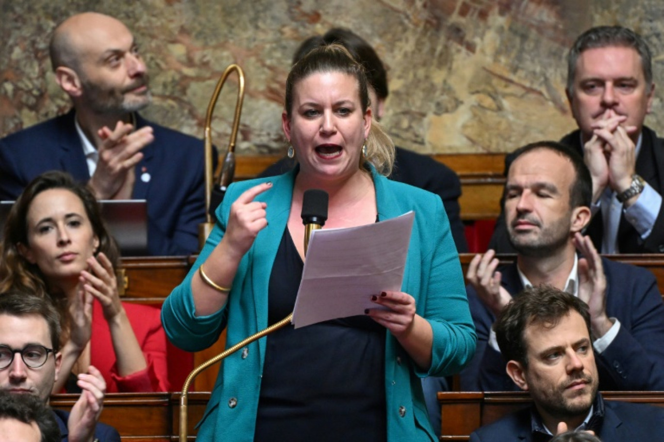 La présidente du groupe La France insoumise (LFI), Mathilde Panot (c), durant la session de questions au gouvernement, le 12 décembre 2023 à Paris © Bertrand GUAY