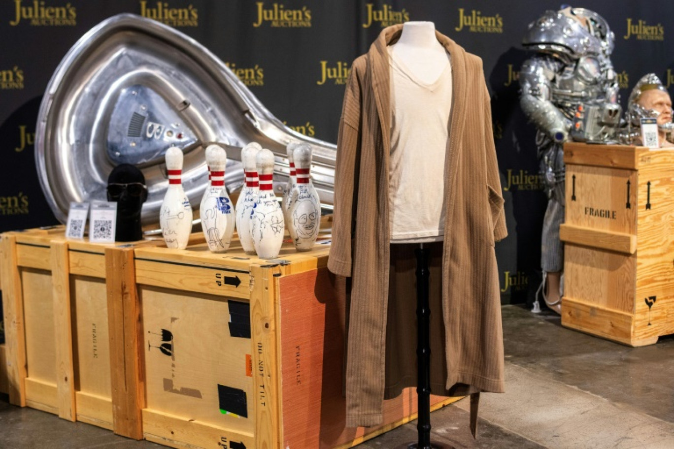 La chemise, le peignoir et les lunettes de soleil du "Dude", ainsi que la réplique des quilles signées du film "The Big Lebowski", le 11 décembre 2023 à Julien's Auction à Gardena, en Californie © VALERIE MACON