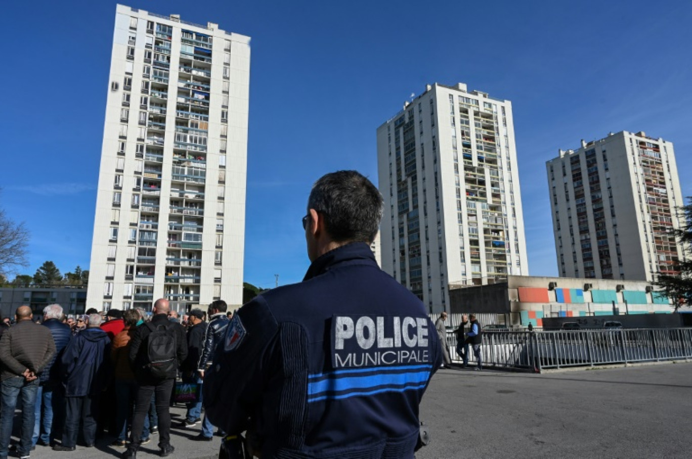 Un policier observe une manifestation d'habitants du quartier de Pissevin après une fusillade entre trafiquants de drogue, le 21 février 2020 à Nîmes © Pascal GUYOT