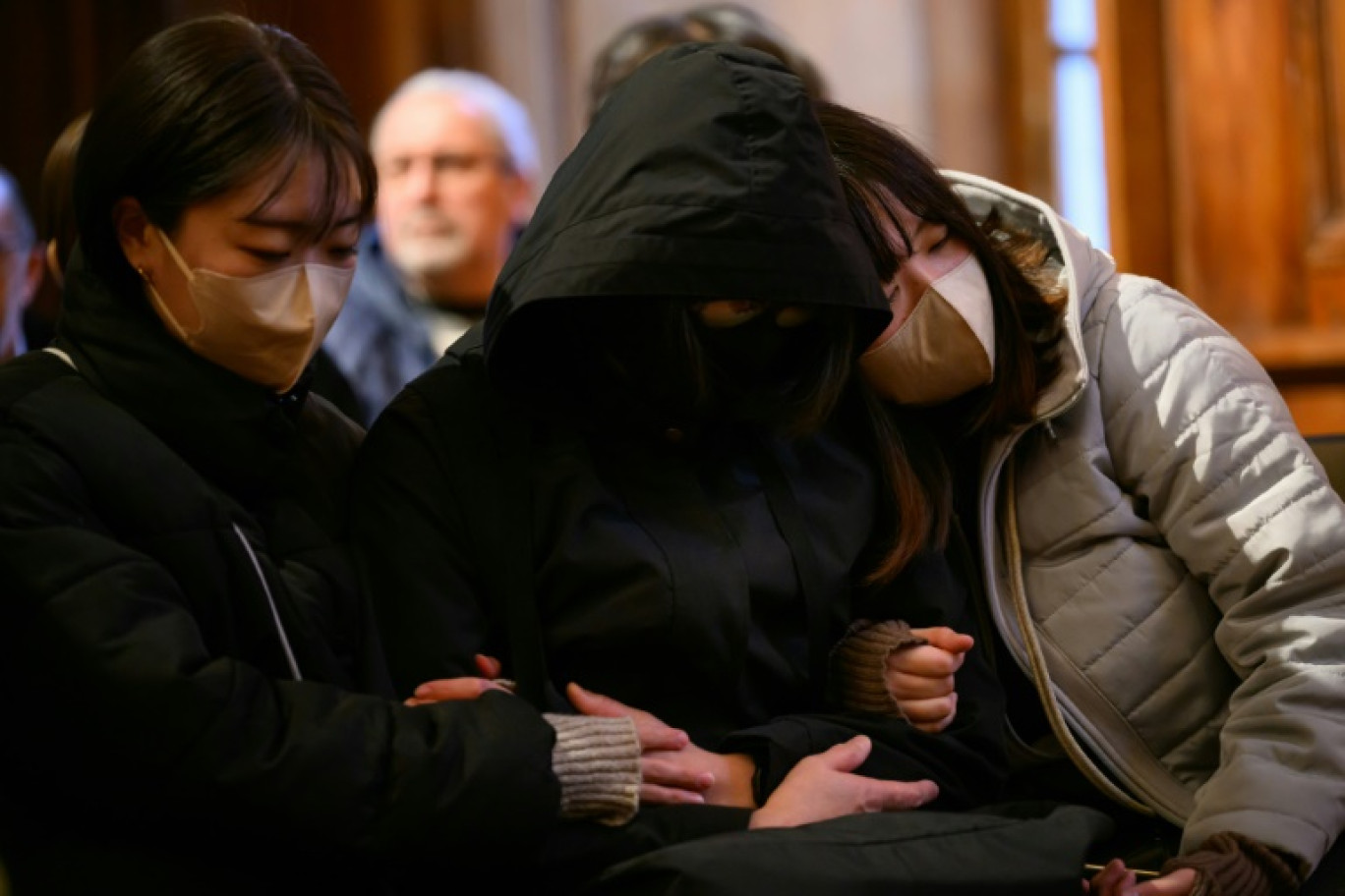 La mère et les deux soeurs de Narumi Kurosaki attendent le début du procès du Chilien Nicolas Zepeda, le 4 décembre à Vesoul © Sebastien Bozon