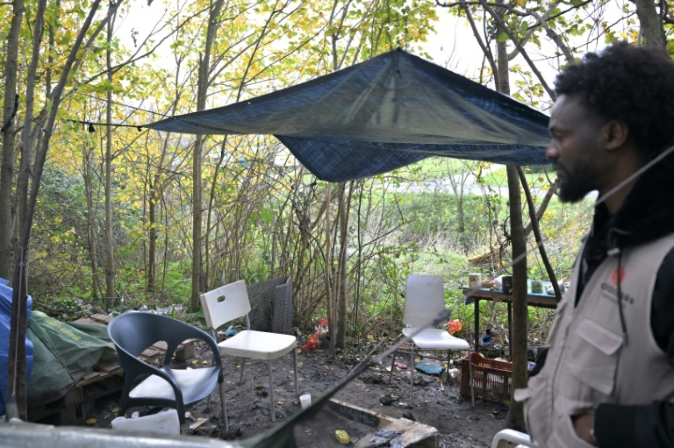 Un traducteur d'une association devant un camp de fortune érigé par des migrants à Ouistreham (Calvados), le 11 décembre 2023 © LOU BENOIST