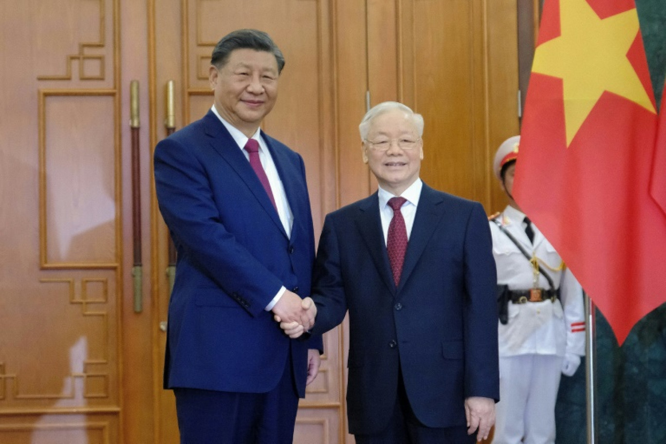 Le président chinois Xi Jinping (g) et le chef du parti communiste vietnamien Nguyen Phu Trong, le 12 décembre 2023 à Hanoï © MINH HOANG