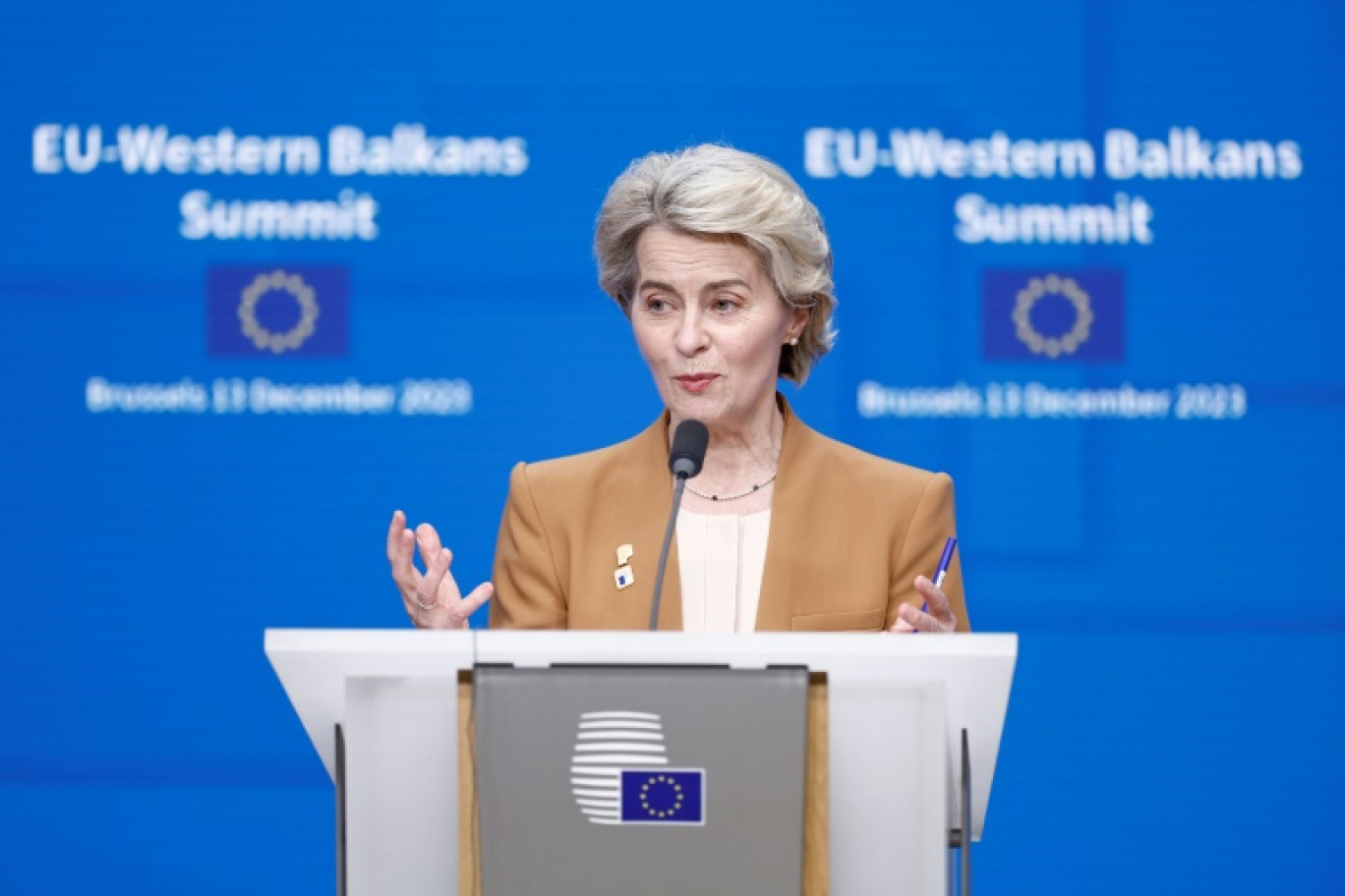 Le présidente de la Commission européenne Ursula von der Leyen lors d'une conférence de presse, le 13 décembre 2023 à Bruxelles © KENZO TRIBOUILLARD