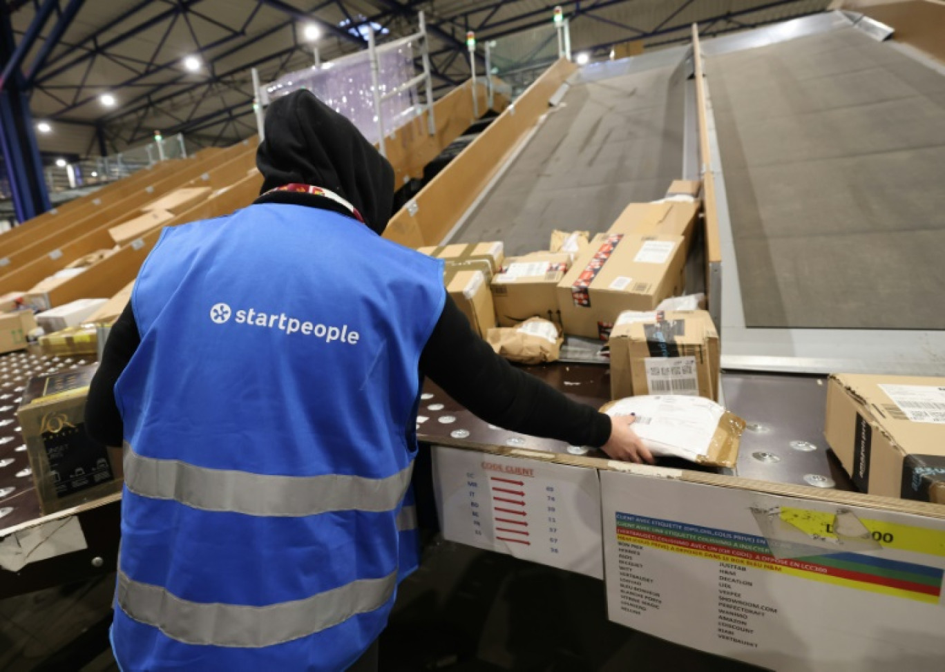 Une employée du groupe de logistique Mondial Relay trie des colis le 5 décembre 2023 à Harnes (Pas-de-Calais) © Denis Charlet