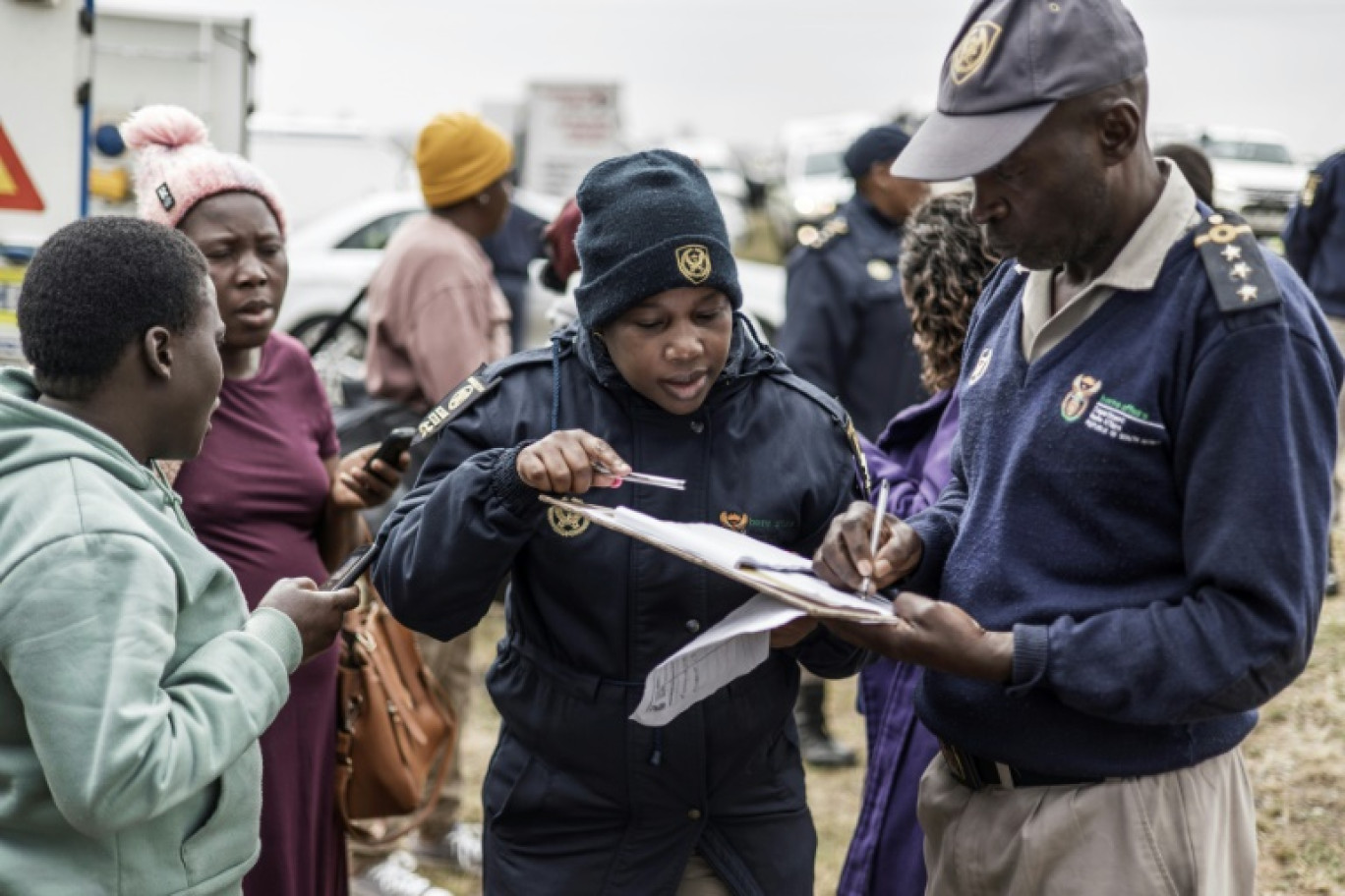 Des agents sud-africains de l'immigration vérifient des visas de travail à Springs, le 22 septembre 2022 © MARCO LONGARI