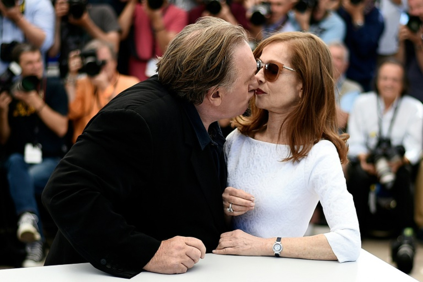 Gérard Depardieu tente d'embrasser Isabelle Huppert à Cannes lors de la présentation de "Valley of Love" au 68e festival le 22 mai 2015 © LOIC VENANCE