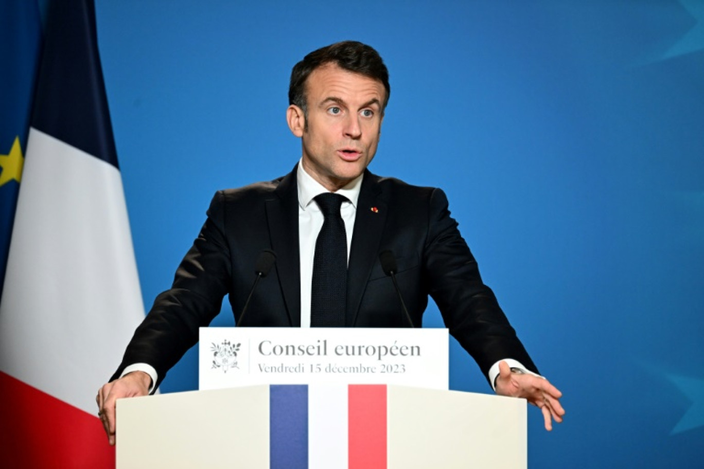 Le président français Emmanuel Macron s'exprime lors d'une conférence de presse à Bruxelles le 15 décembre 2023 © Miguel MEDINA