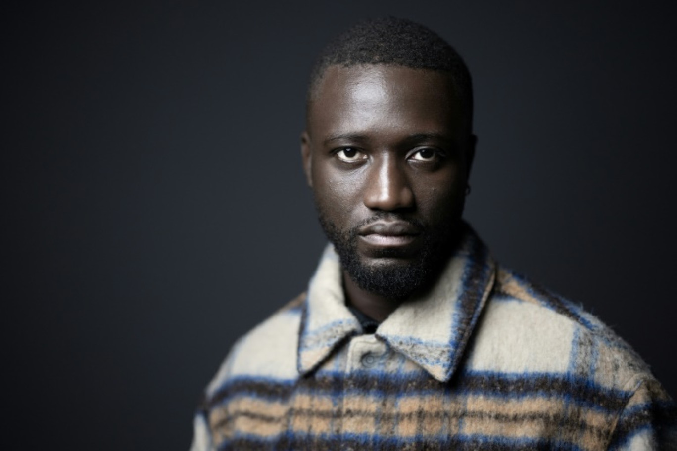 Le peintre et boxeur français Baye-Dam Cissé, alias Rakajoo, au Palais de Tokyo à Paris, le 14 décembre 2023 © JOEL SAGET