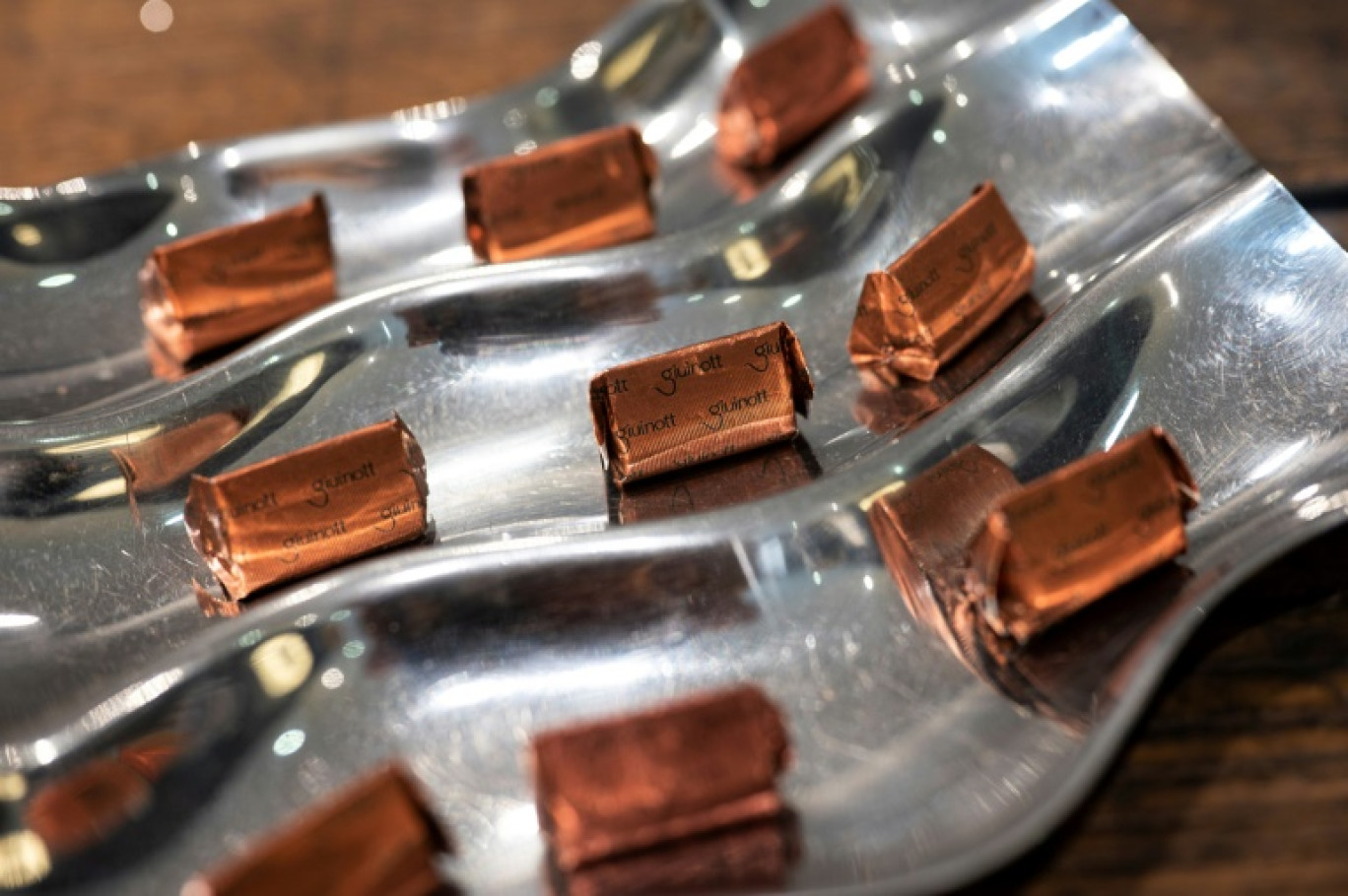 Des chocolats "Giuinott", la version du gianduiotto fabriquée par Guido Castagna dans son atelier à Giaveno, près de Turin, le 12 décembre 2023 dans le nord-ouest de l'Italie © MARCO BERTORELLO