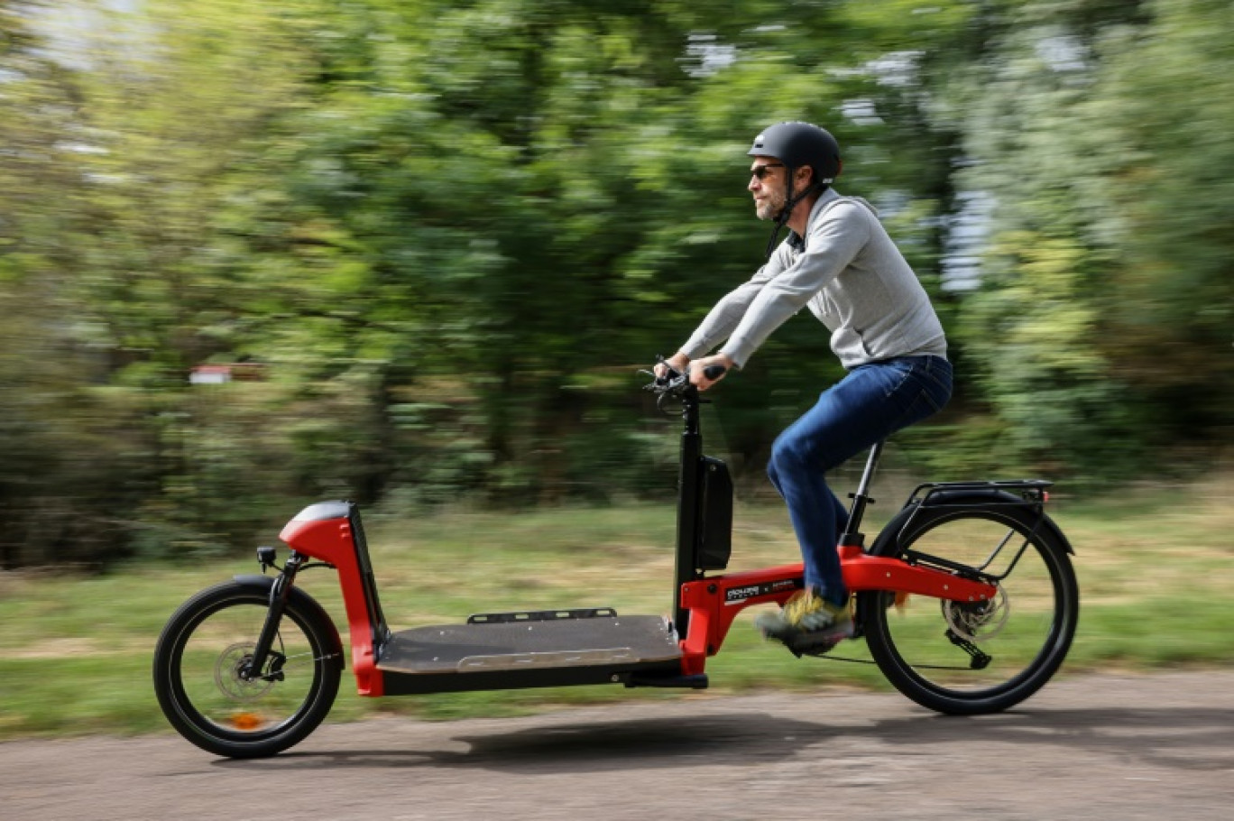 Un usager teste le nouveau modèle de vélo cargo électrique développé par Douze cycles en partenariat avec le constructeur japonais Toyota, le 22 septembre 2023, à Dijon en Côte d'Or © ARNAUD FINISTRE