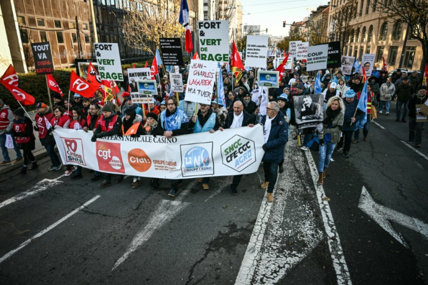 Plus de 2000 personnes manifestent leur inquiétude face à la détérioration de la situation commerciale de Casino à Saint-Etienne, le 17 décembre 2023 © OLIVIER CHASSIGNOLE