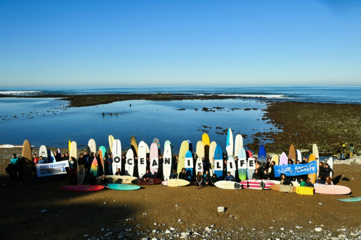 Des surfeurs manifestent contre l'édification à Tahiti d'une nouvelle tour des juges pour les JO-2024, le 17 décembre 2023 à Guéthary (Pyrénées-atlantiques) © GAIZKA IROZ