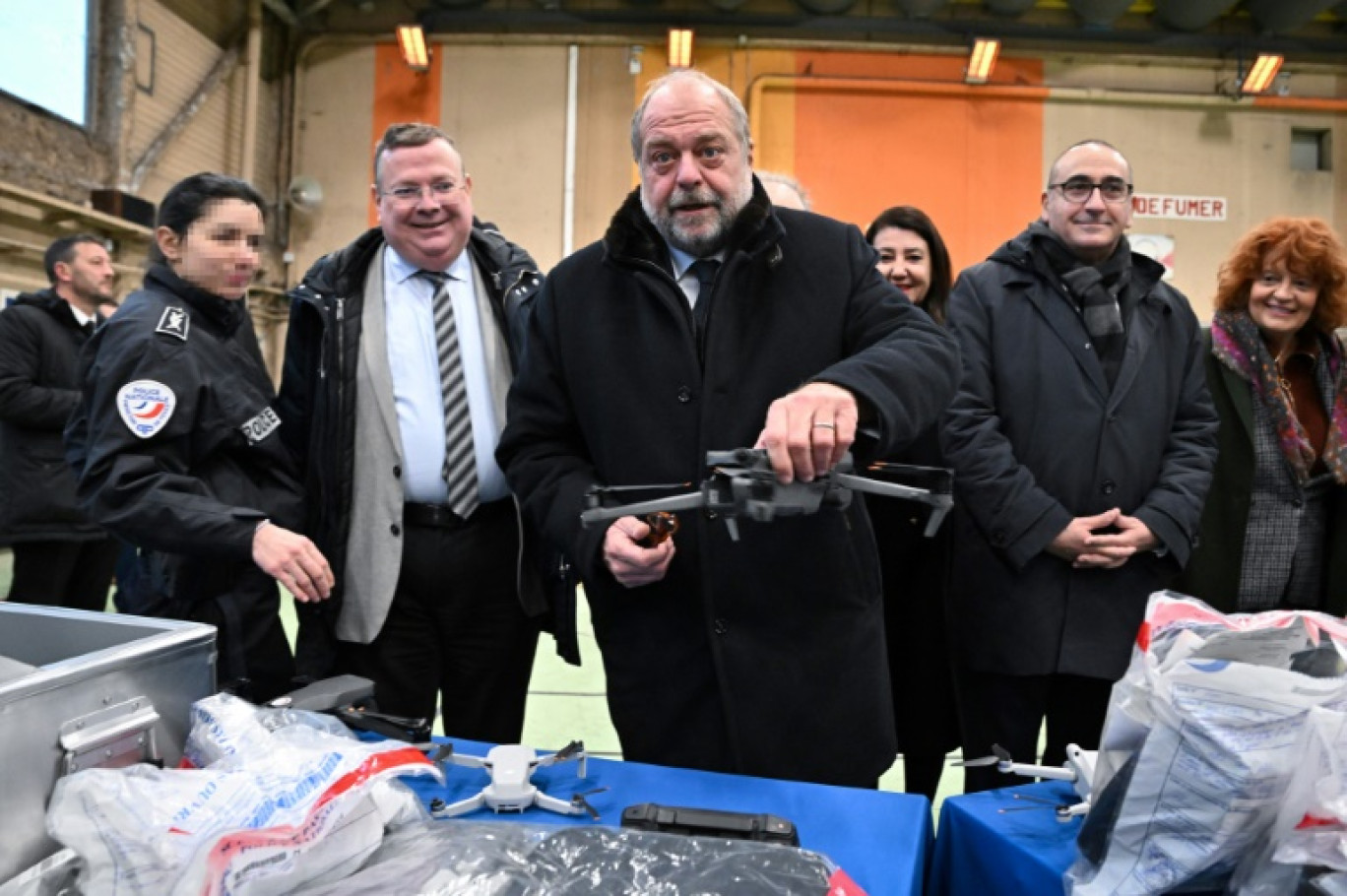 Le ministre de la Justice, Eric Dupond-Moretti (c) et le préfet de police Laurent Nunez (2e d) lors de la remise aux forces de l'ordre de 142 drones confisqués lors de saisies judiciaires, le 18 décembre 2023 à Issy-les-Moulineaux, près de Paris © MIGUEL MEDINA