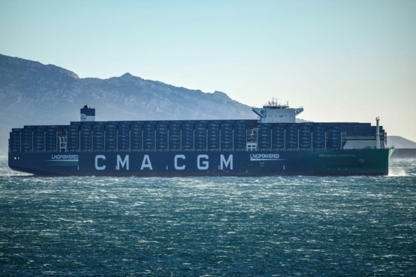 Le porte-conteneurs "Palais Royal" de la CMA CGM, le plus grand au monde à être propulsé au gaz liquéfié, le 14 décembre 2023 à Marseille © Christophe SIMON