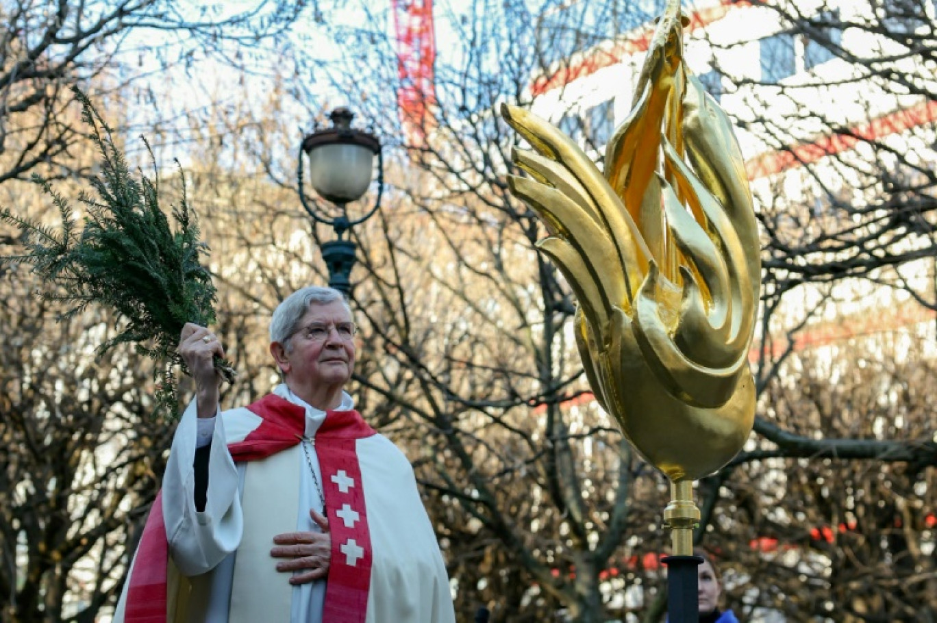 L'archevêque de Paris Laurent Ulrich bénit le nouveau coq avant son installation au sommet de la flèche de la cathédrale Notre-Dame, à Paris le 16 décembre 2023 © Thomas SAMSON