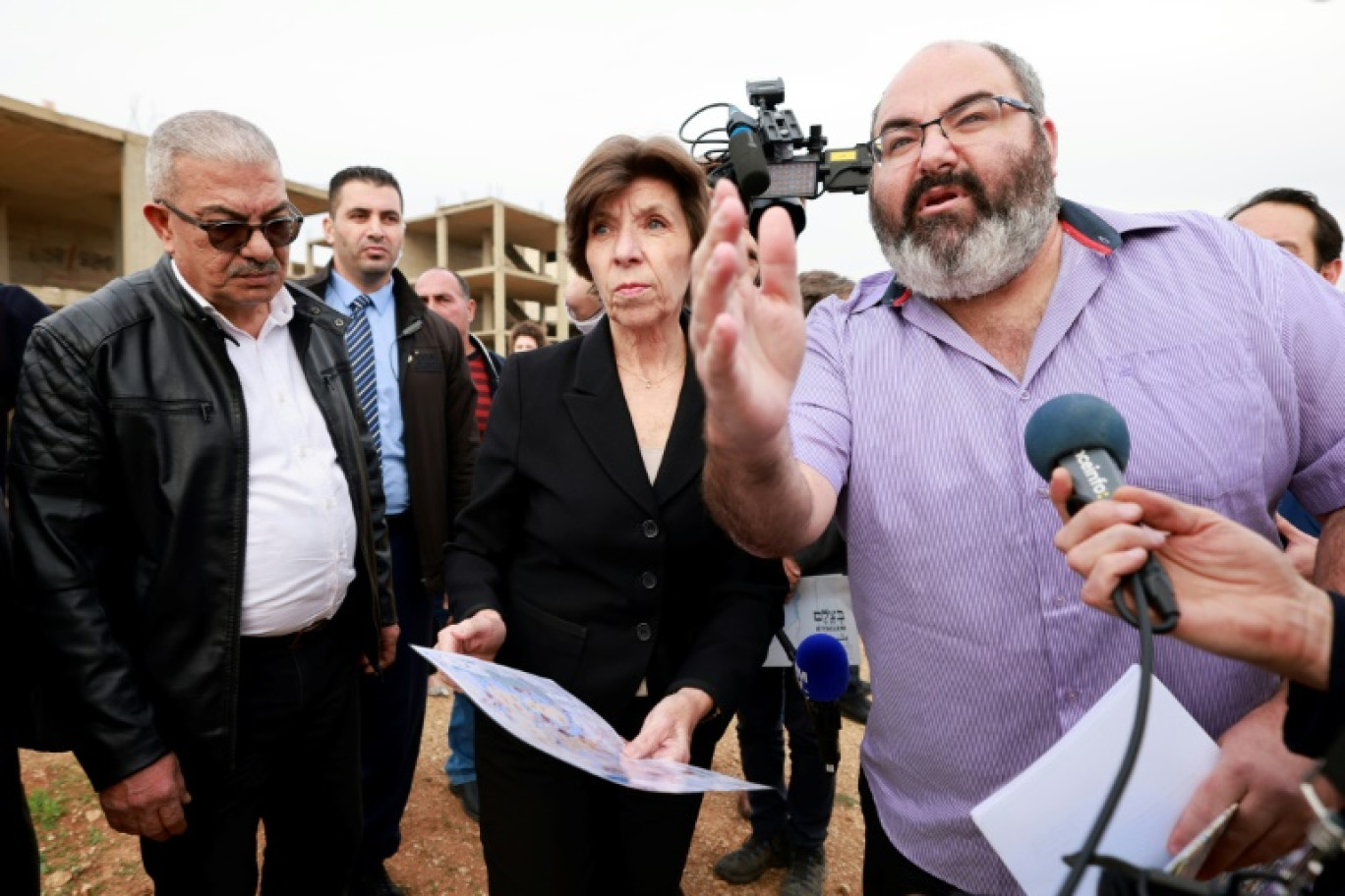 La cheffe de la diplomatie française Catherine Colonna (C) rencontre des producteurs d'olives dans un village près de Ramallah, siège de l'Autorité palestinienne, le 17 décembre 2023 © Jaafar ASHTIYEH