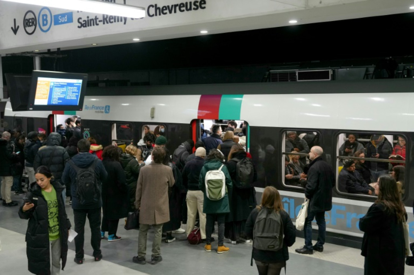 Des usagers montent à bord d'un RER B à la Gare du Nord à Paris, lors d'un mouvement de grève, le 18 décembre 2023 © Dimitar DILKOFF