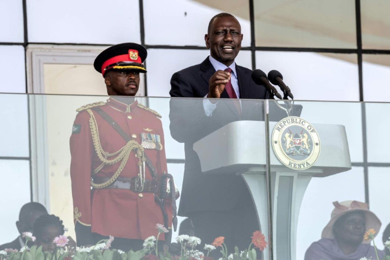 Le président kényan William Ruto (d) lors d'une cérémonie pour les 60 ans de l'indépendance du pays, le 12 décembre 2023 à Nairobi © LUIS TATO