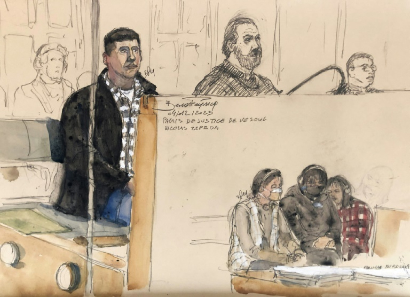 Croquis d'audience de Nicolas Zepeda (g) et, au premier plan, de la mère et des soeurs de Narumi Kurosaki, lors du procès du Chilien devant la cour d'assises d'appel de la Haute-Saône, le 4 décembre 2023 à Vesoul © Benoit PEYRUCQ