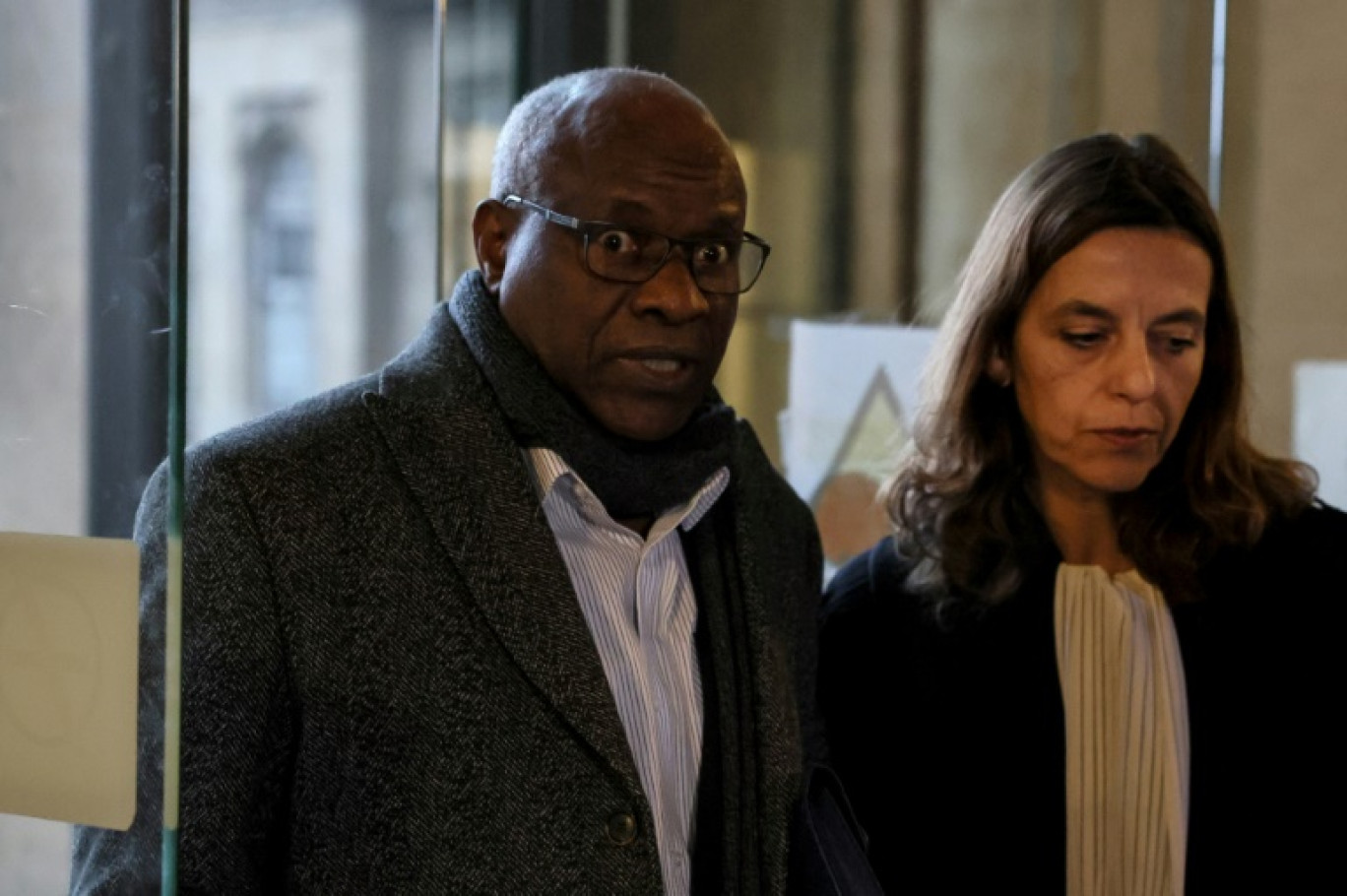 L'ancien médecin rwandais, Sosthène Munyemana, arrive à la cour d'assises de Paris, accompagné de son avocate Me Florence Bourg, le 14 novembre 2023 © ALAIN JOCARD