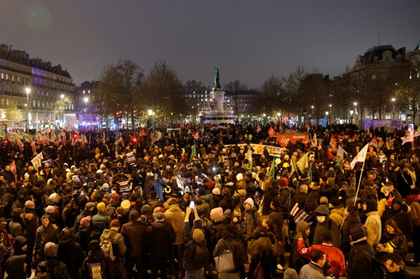 Manifestation organisée par le collectif Uni·es contre l’Immigration Jetable (UCIJ) contre le projet de loi sur l’immigration à l'Assemblée nationale à l’occasion de la journée internationale des migrants, le 18 décembre à Paris © Geoffroy VAN DER HASSELT