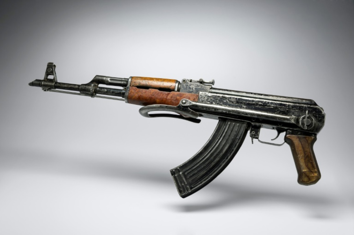 Une kalachnikov AK-47, le 26 avril 2015 à Paris © Lionel BONAVENTURE