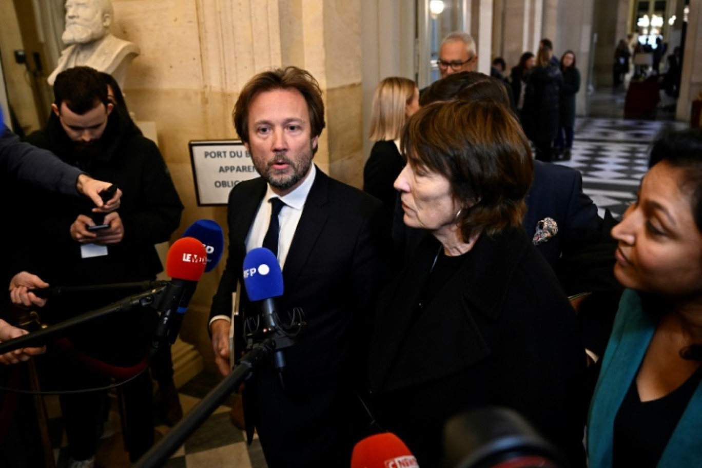 Le chef des députés socialistes Boris Vallaud (c) fait une déclaration à la presse à son arrivée à l'Assemblée nationale, le 18 décembre 2023 à Paris © JULIEN DE ROSA