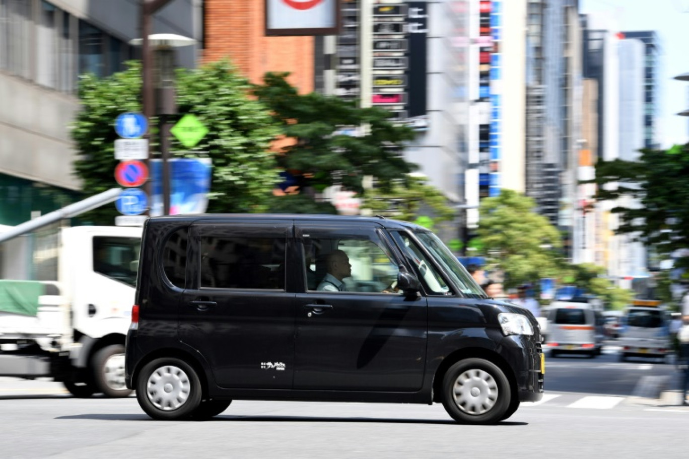 Un véhicule du constructeur Daihatsu, dans les rues de Tokyo, le 3 septembre 2017 © Toshifumi KITAMURA