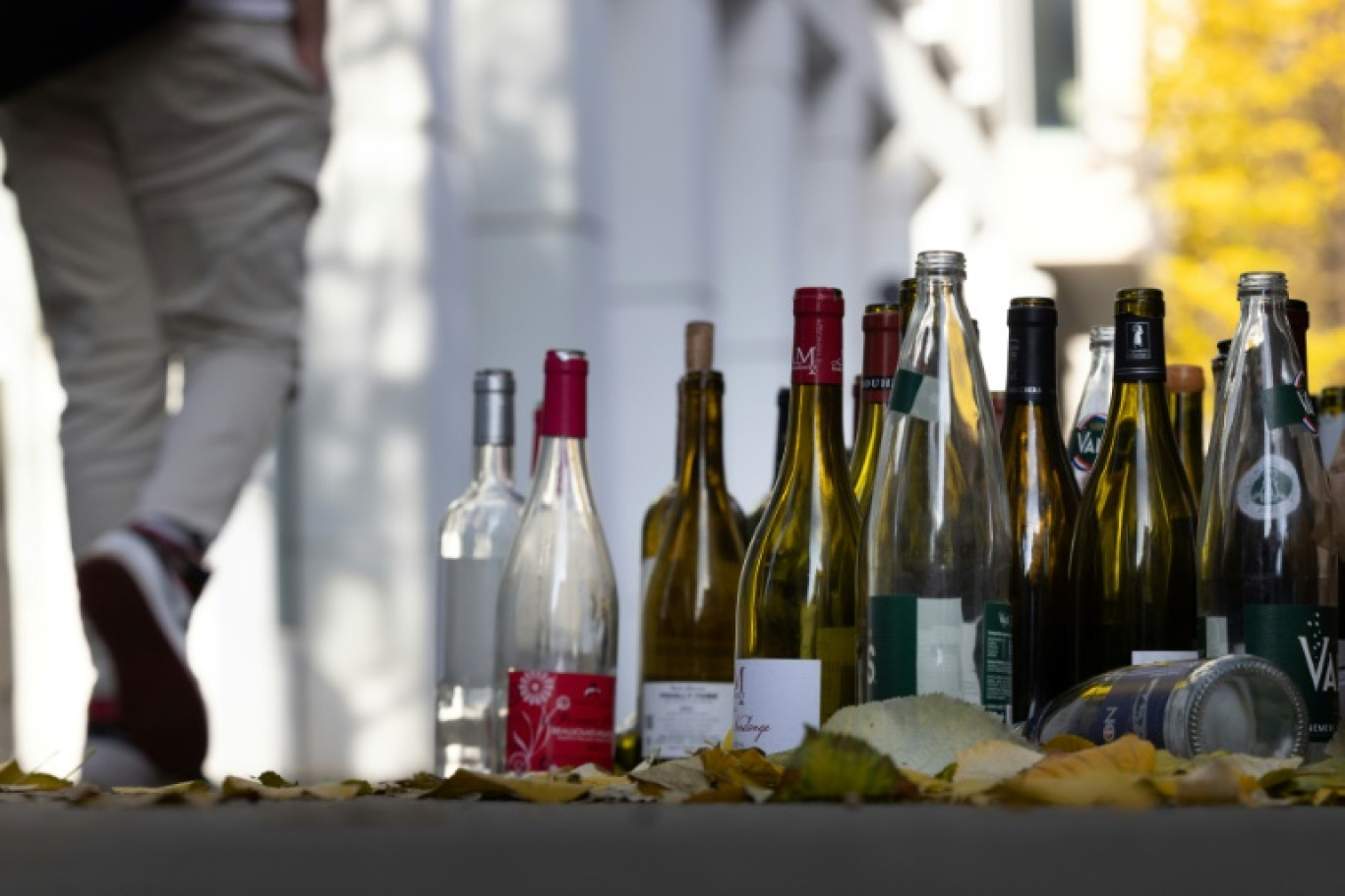 Des bouteilles d'alcool vides sur un trottoir, à Paris, le 22 novembre 2023 © JOEL SAGET