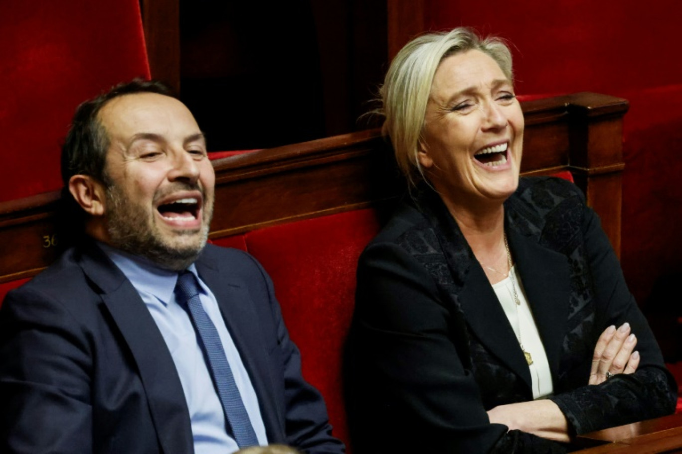 Marine Le Pen et Sébastien Chenu sur les bancs de l'Assemblée nationale le 19 décembre 2023 à Paris © Ludovic MARIN